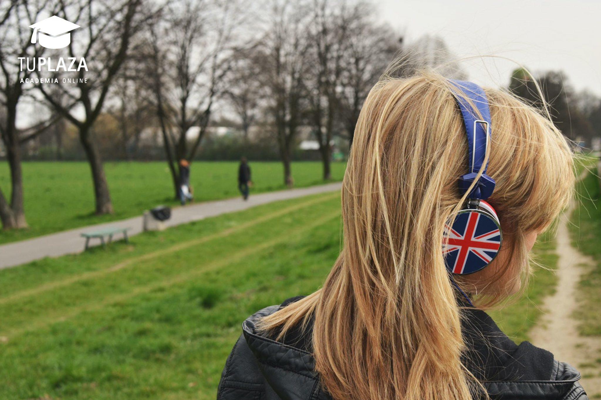 Person im Park trägt Kopfhörer mit britischer Flagge