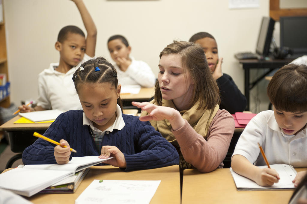In Nachhilfeinstituten werden Schüler unterschiedlicher Klassenstufen und Fächer gleichzeitig unterrichtet.