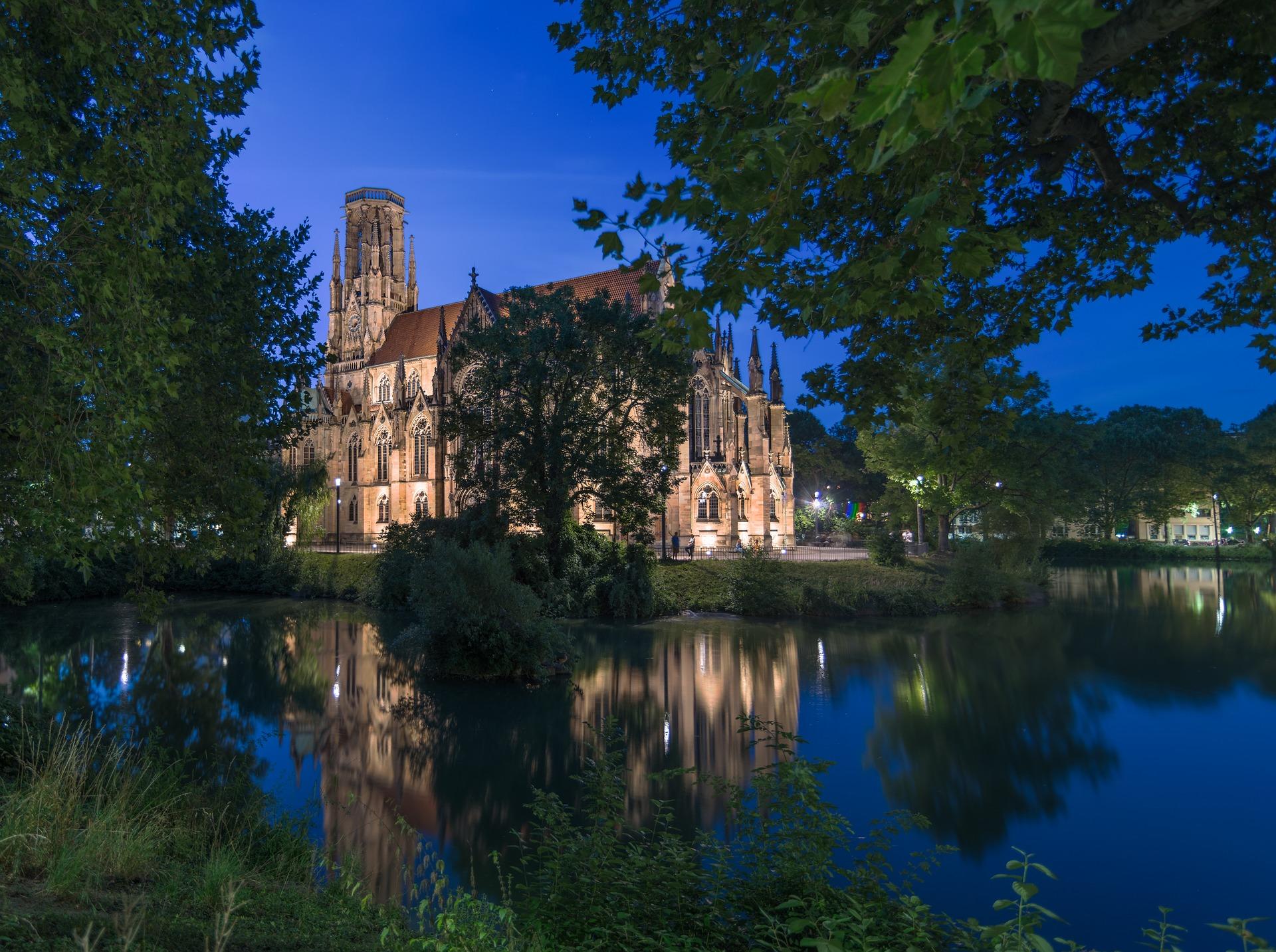 Die Johanneskirche in Stuttgart bei Nacht