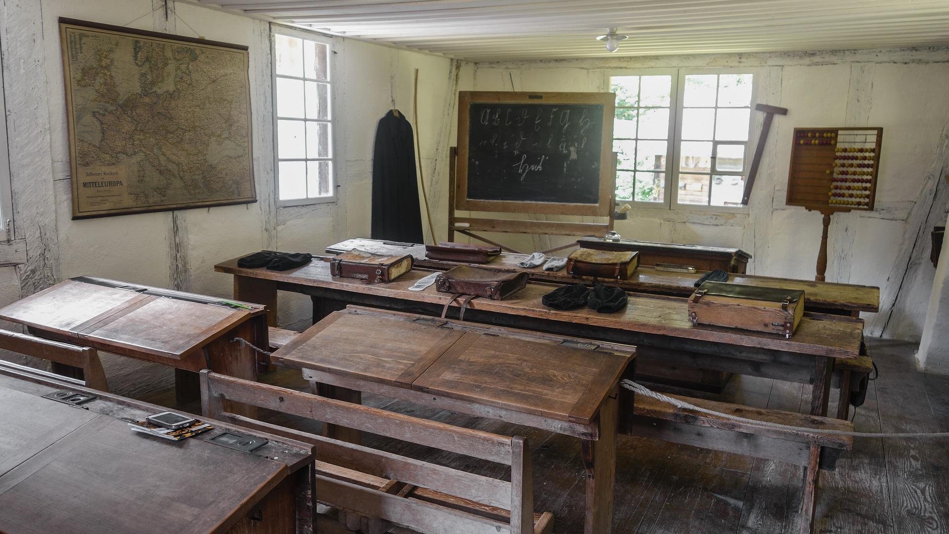 Ein Klassenzimmer des 19. Jahrhunderts war sehr karg eingerichtet