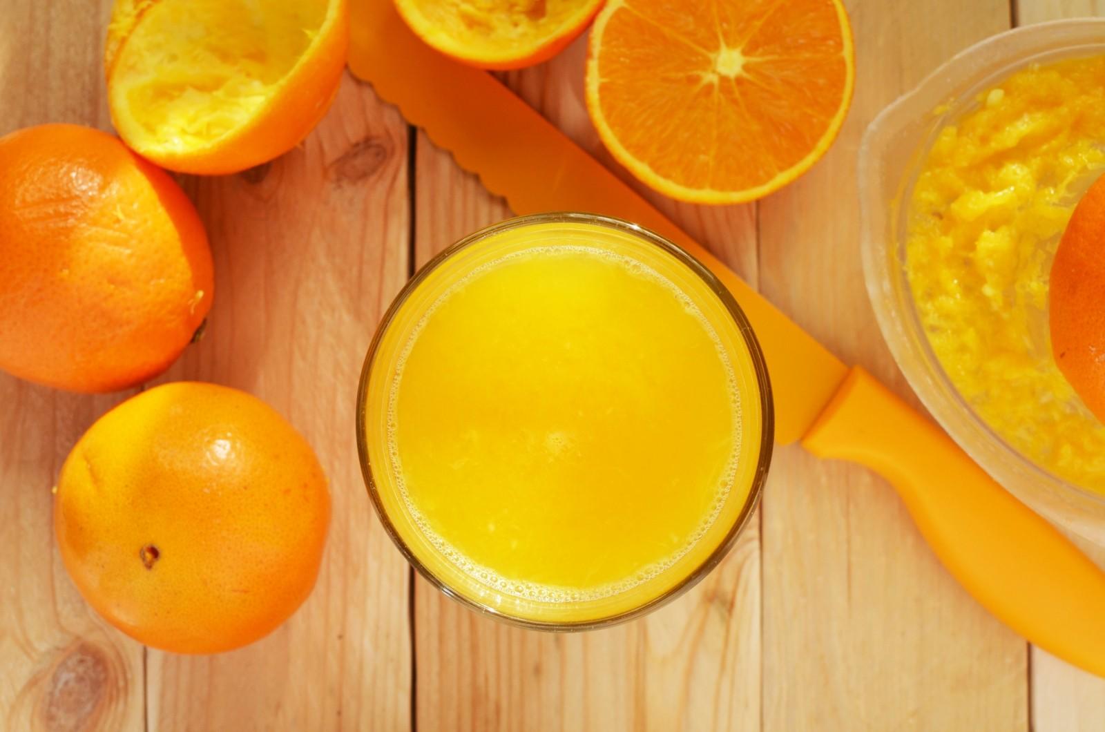 Orangen beinhalten Vitamin C.