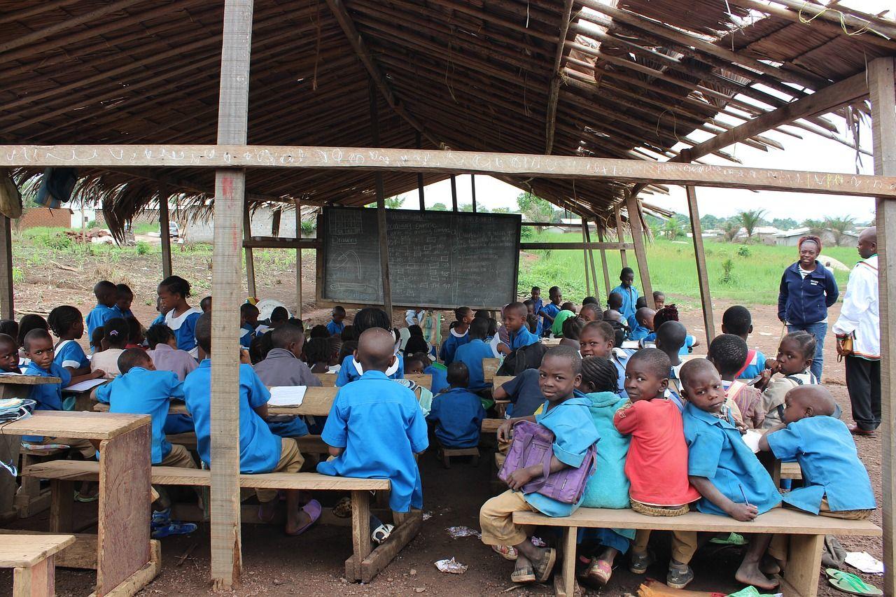 Privater Unterricht durch NGOs im Outdoor-Klassenzimmer.