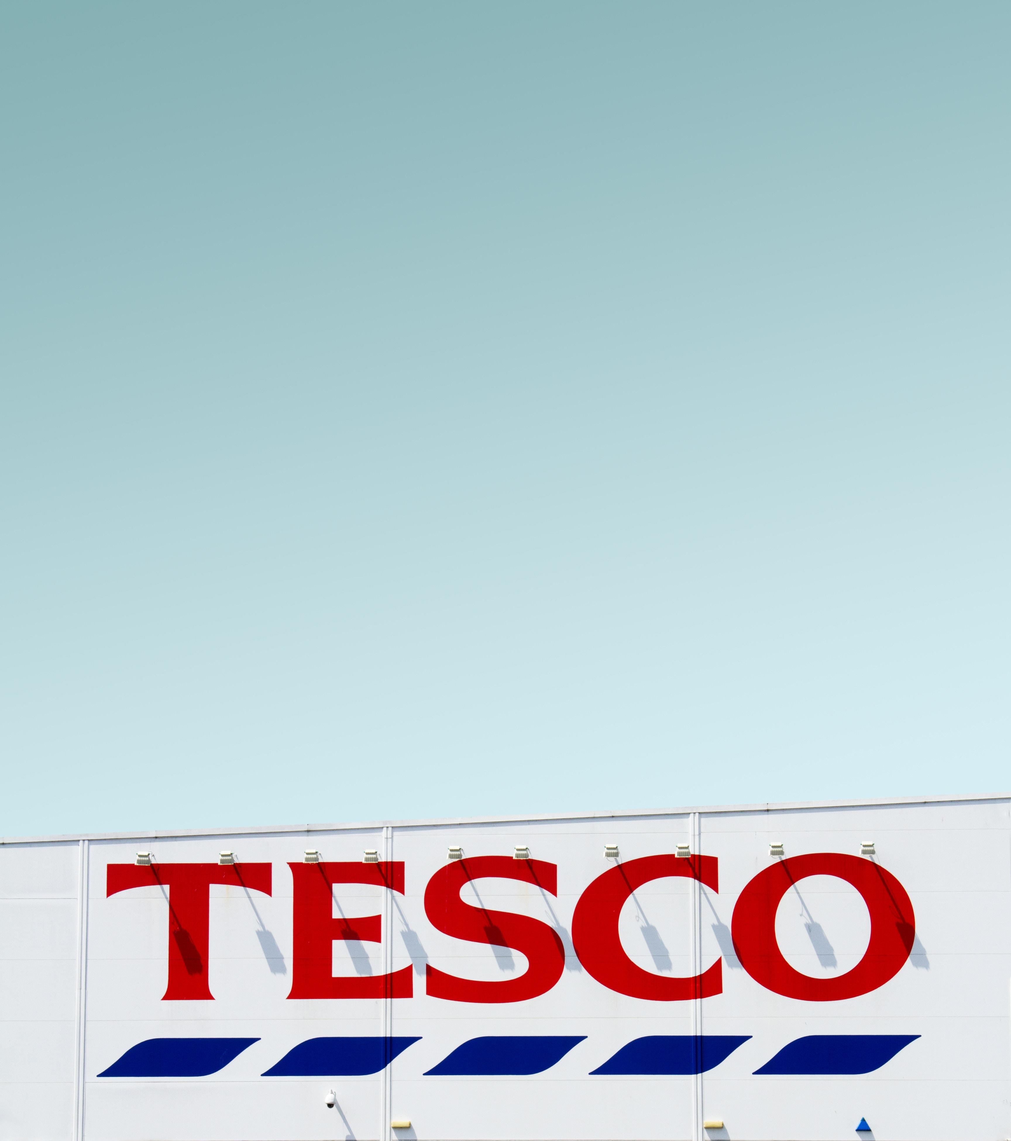Ein Banner des Supermarktes TESCO
