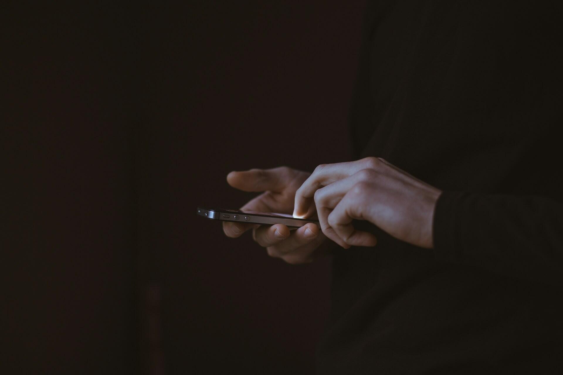 Eine Person scrollt auf dem Handy