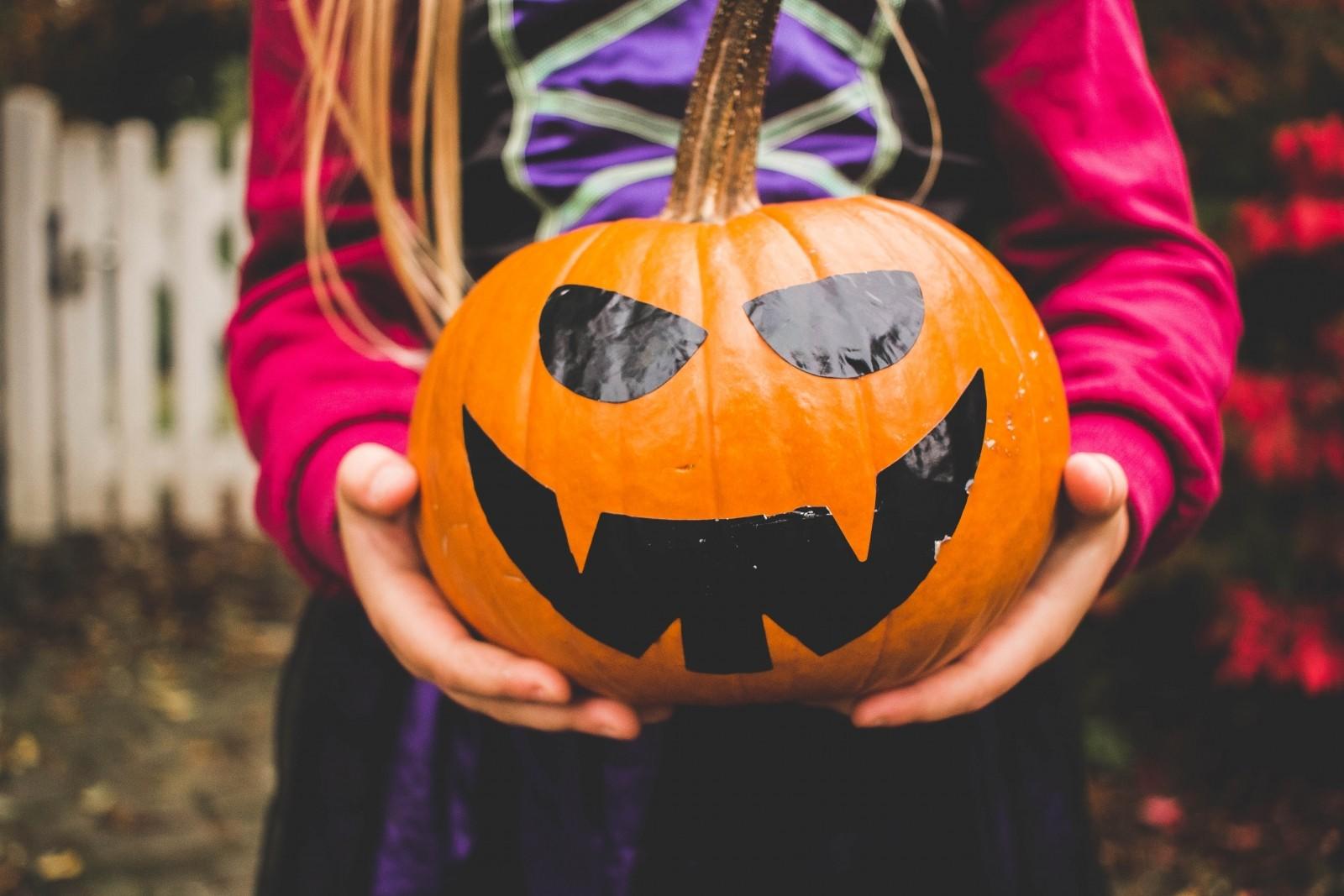 Halloween ist ein amerikanischer Brauch. Möchtet Ihr noch mehr über die amerikanische Kultur erfahren, hilft es Amerikanisches Englisch zu sprechen.