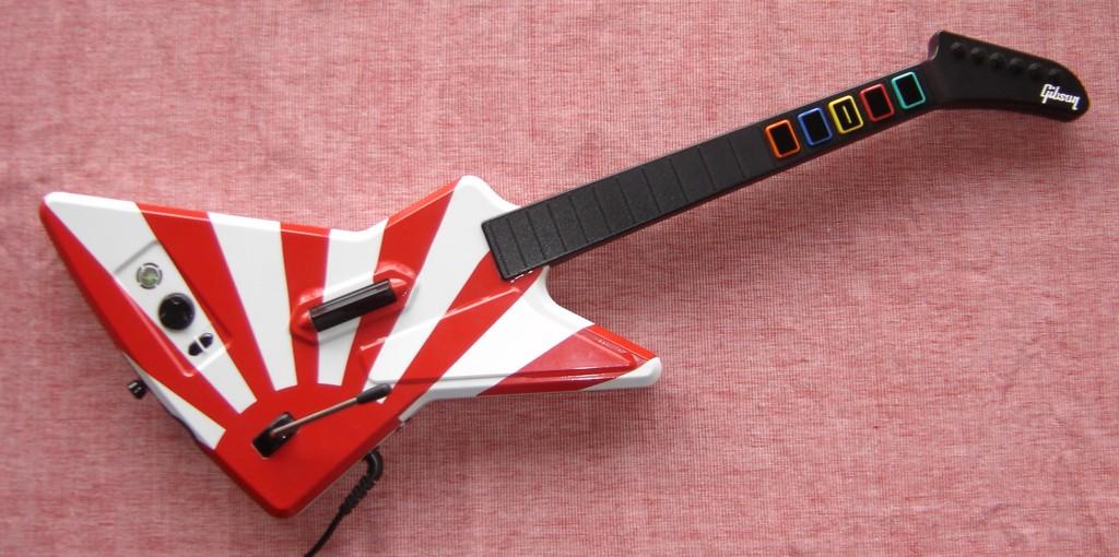 Die Guitar Hero Gitarre ähnelt in ihrer Form einer echten Gitarre