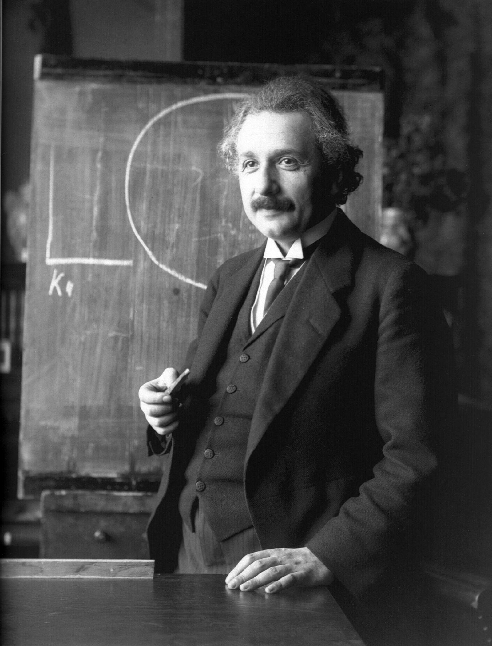 Albert Einstein vor einer Tafel