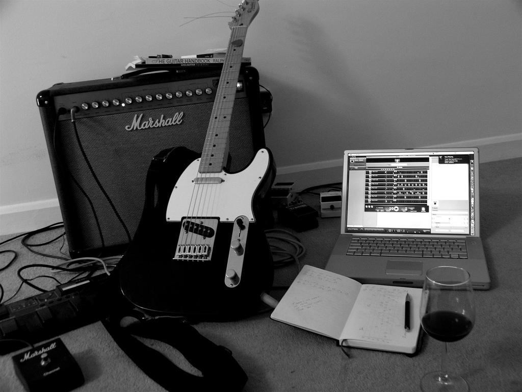 Wie wäre es mit Gitarrenunterricht via Webcam?