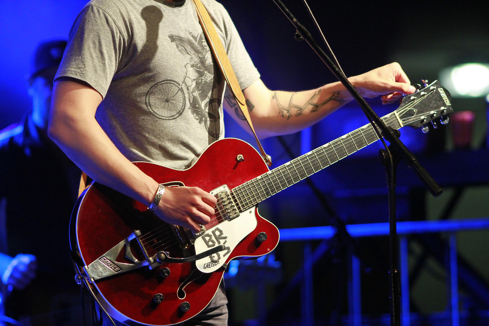 Eine Gitarre will wohl gestimmt sein, bevor man auf ihr spielen kann