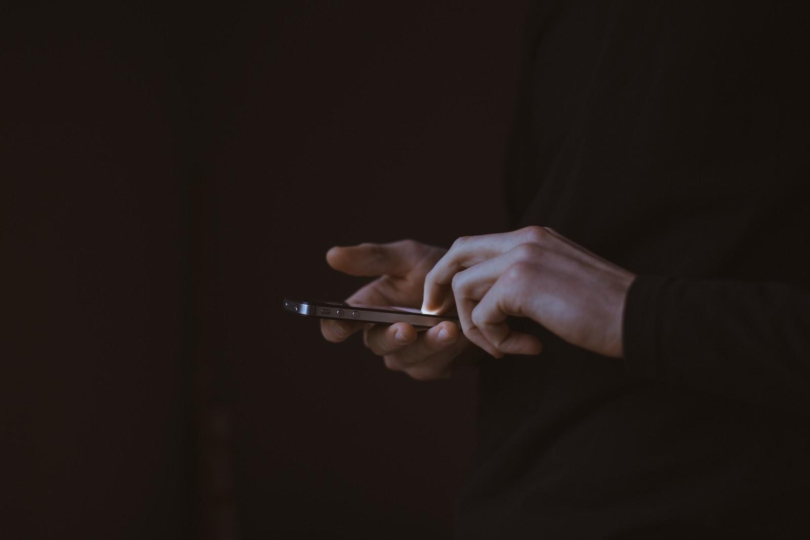 Haende tippen auf einem Handy