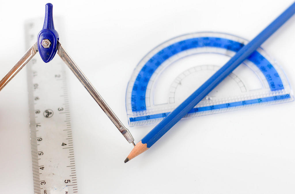 Baue Lineal und Zirkel in Bastelaktivitäten mit ein.