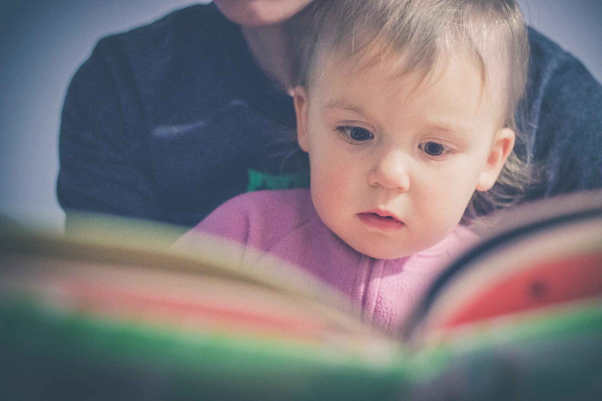 Vorlesen von Spanischen Geschichten ist sehr wichtig, um das Gehör zu schulen.