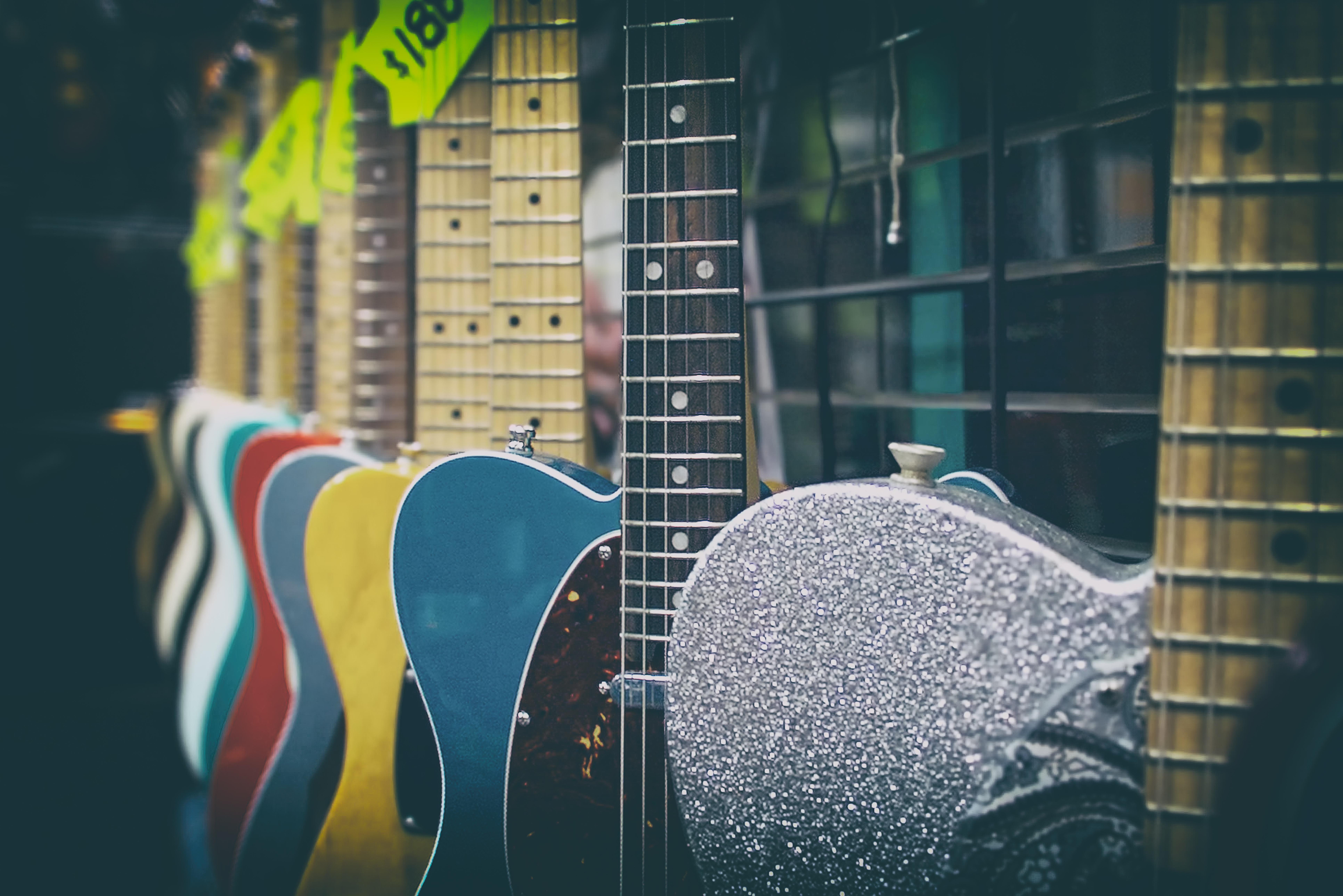 Kauft gebrauchte Gitarren am besten von bekannten Marken.