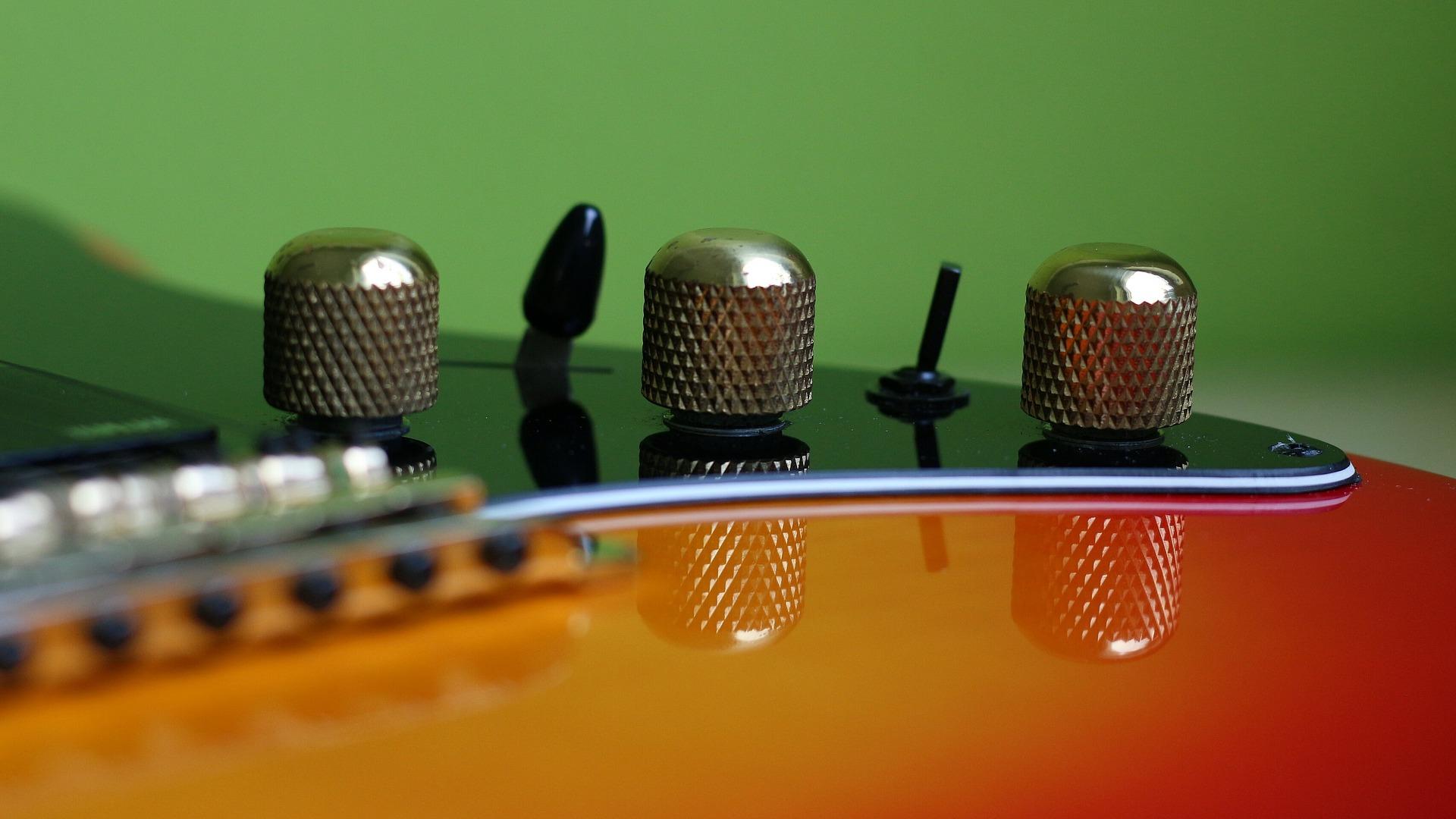 Eine E-Gitarre hat logischerweise auch elektronische Elemente eingebaut