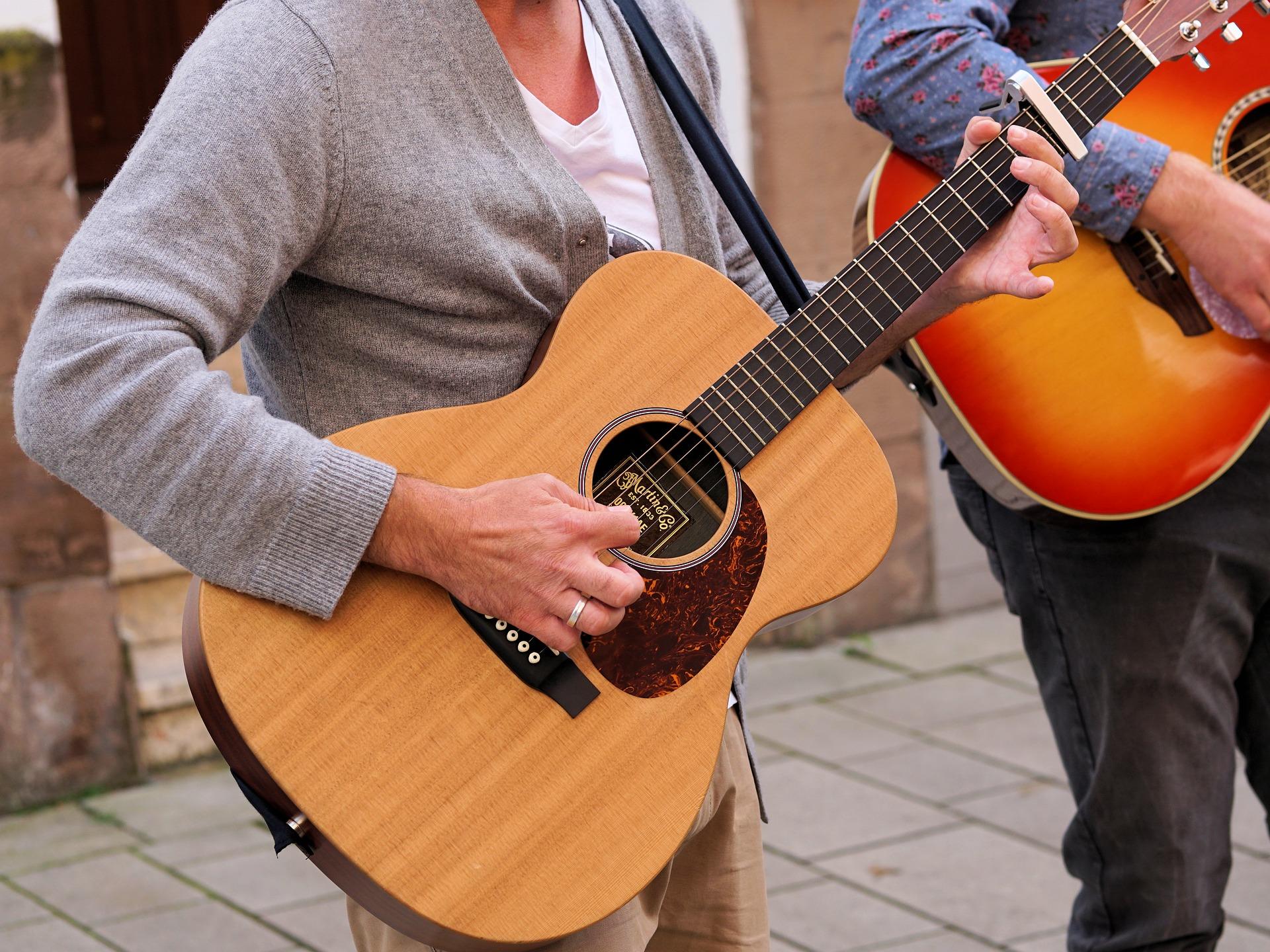 Ihr möchtet in einer Gruppe Gitarre üben?