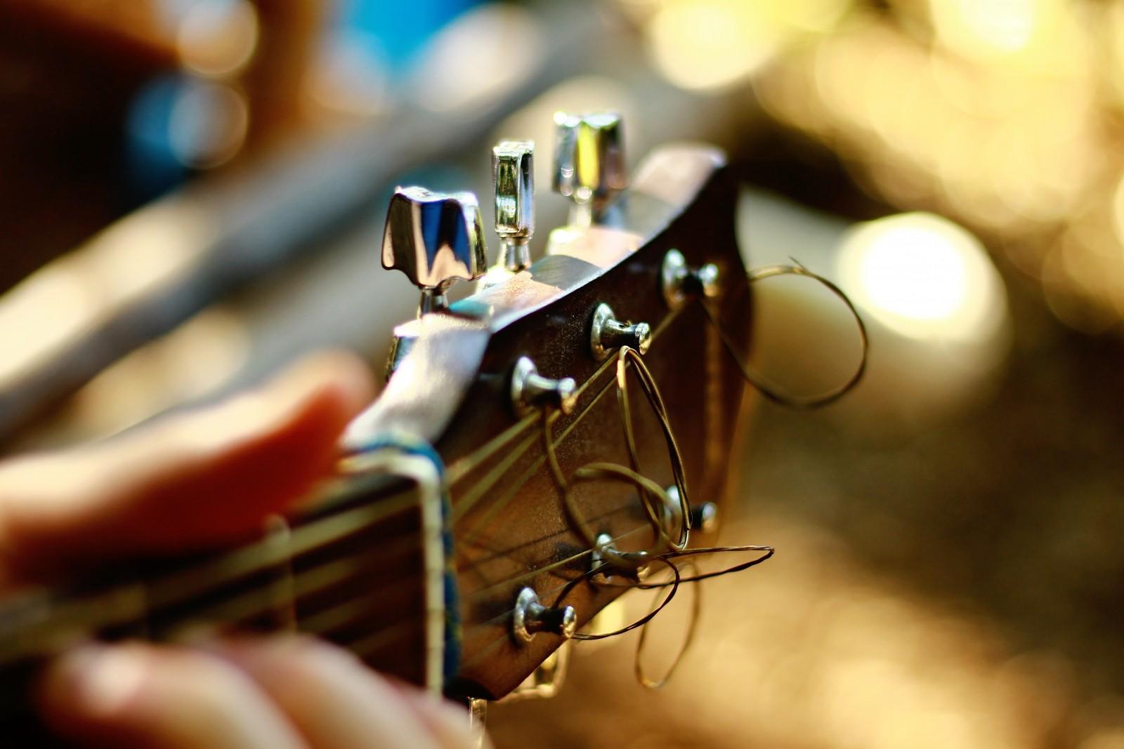 Der Ton Deiner Gitarre hängt auch vom Material der Gitarrensaiten ab!