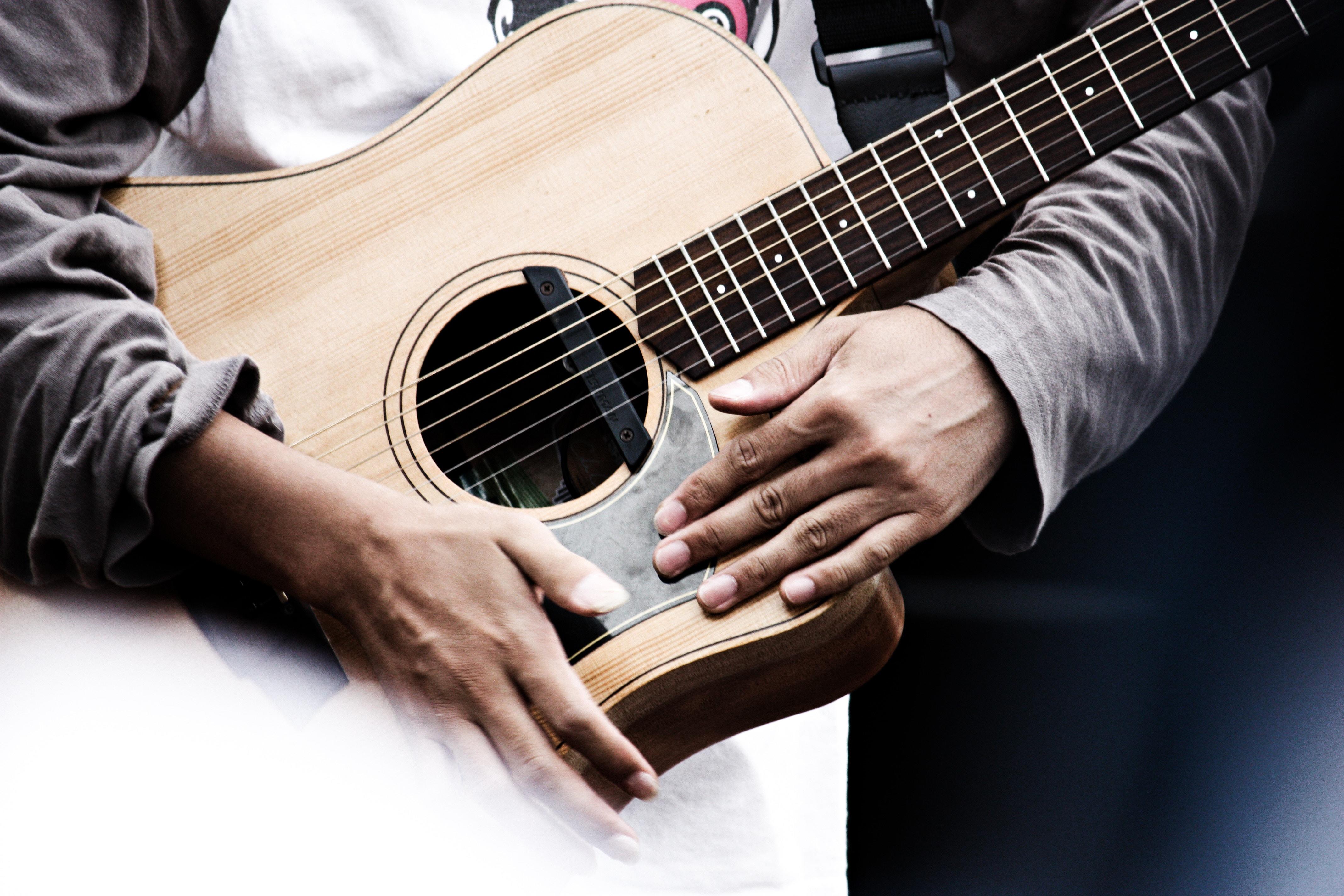 Wie kann ich am besten Gitarre Spielen Lernen?