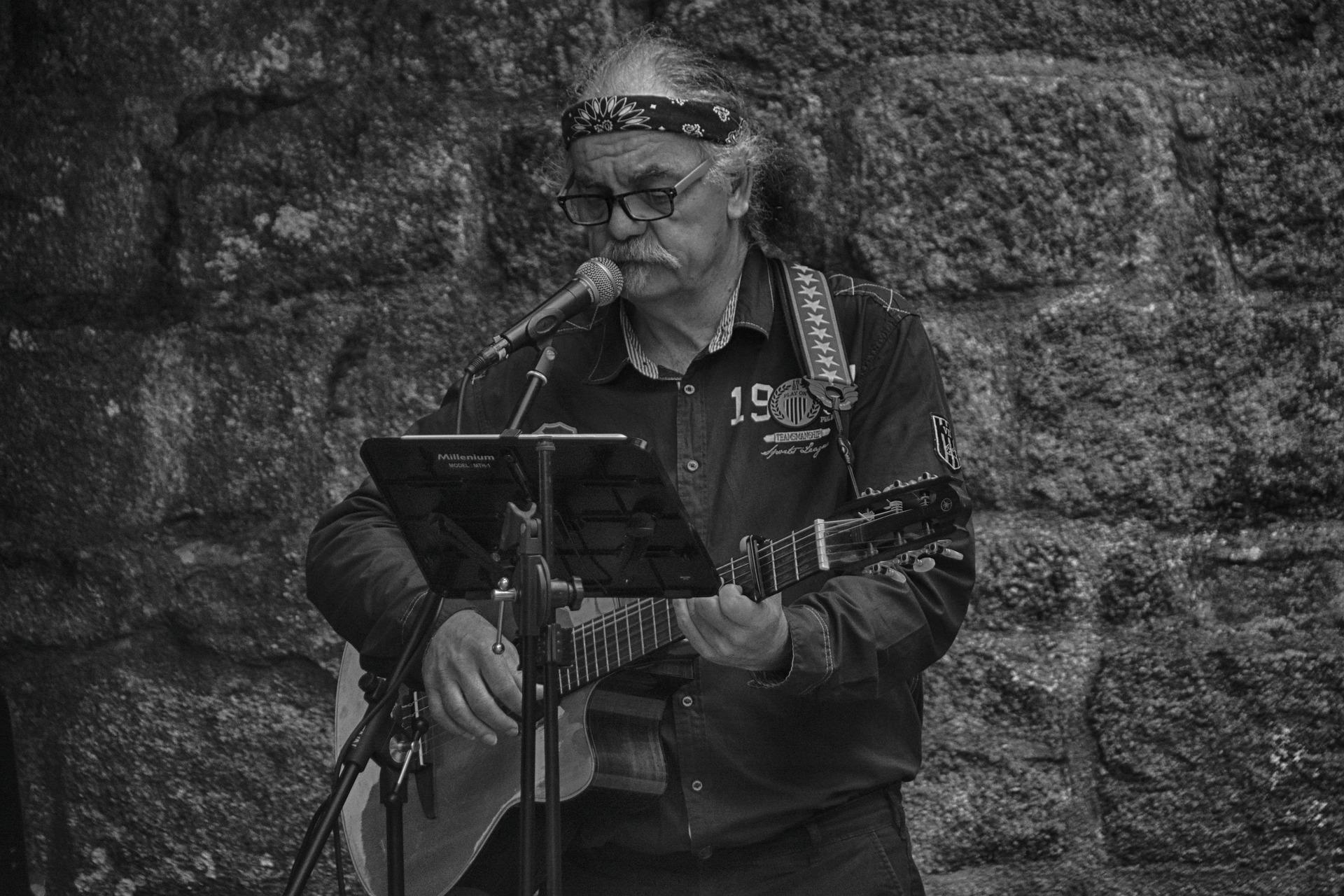 Es gibt keine Altersbegrenzung zum Gitarre lernen.