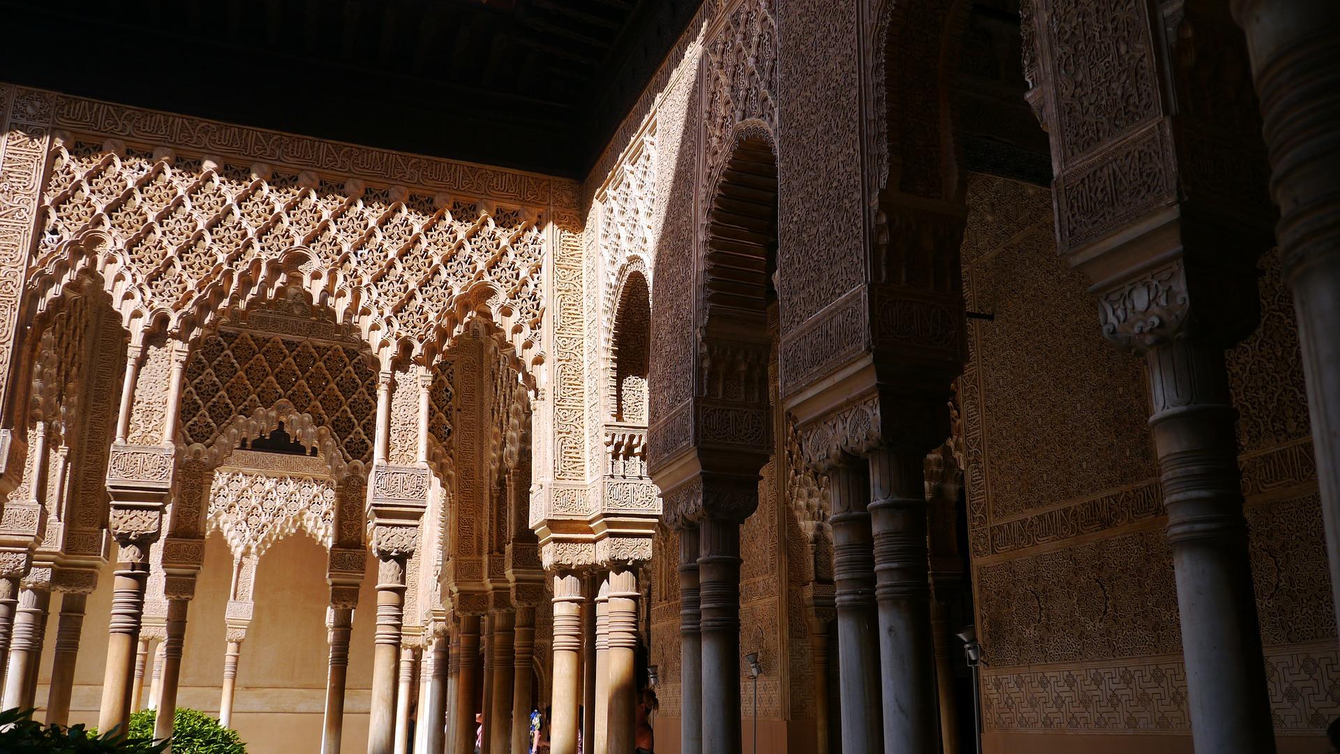 Woher kommen wohl die vielen arabischen Einflüsse in Granada? 