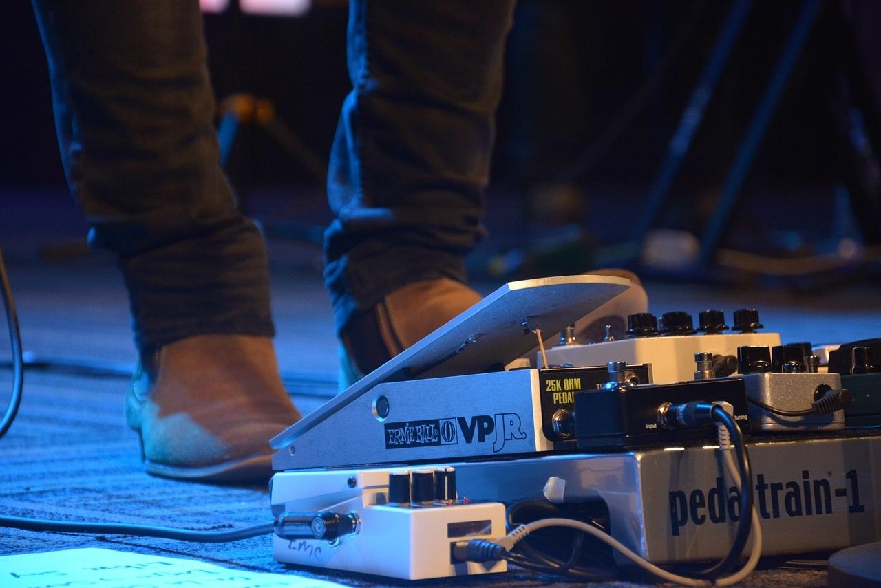 Pedale, besonders das berühmte Wha Wha-Pedal kommen in so verschiedenen Musikrichtungen wie Heavy Metal und Funk zum Einsatz.