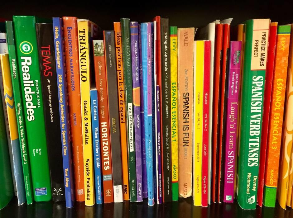 Es gibt eine Menge gute Bücher für den Spanischunterricht an der Schule.