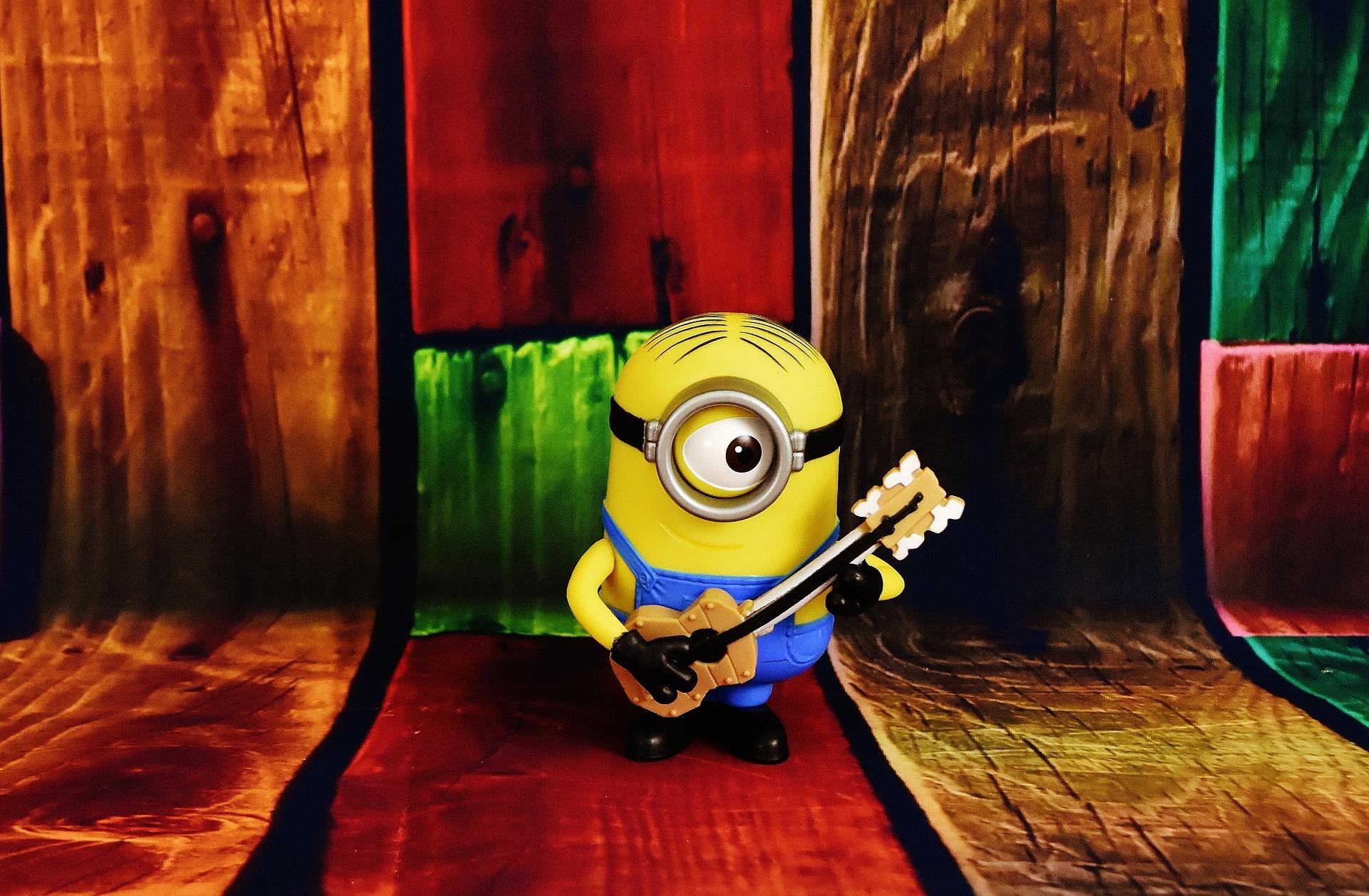 Kinder lernen spielerisch Gitarre spielen.