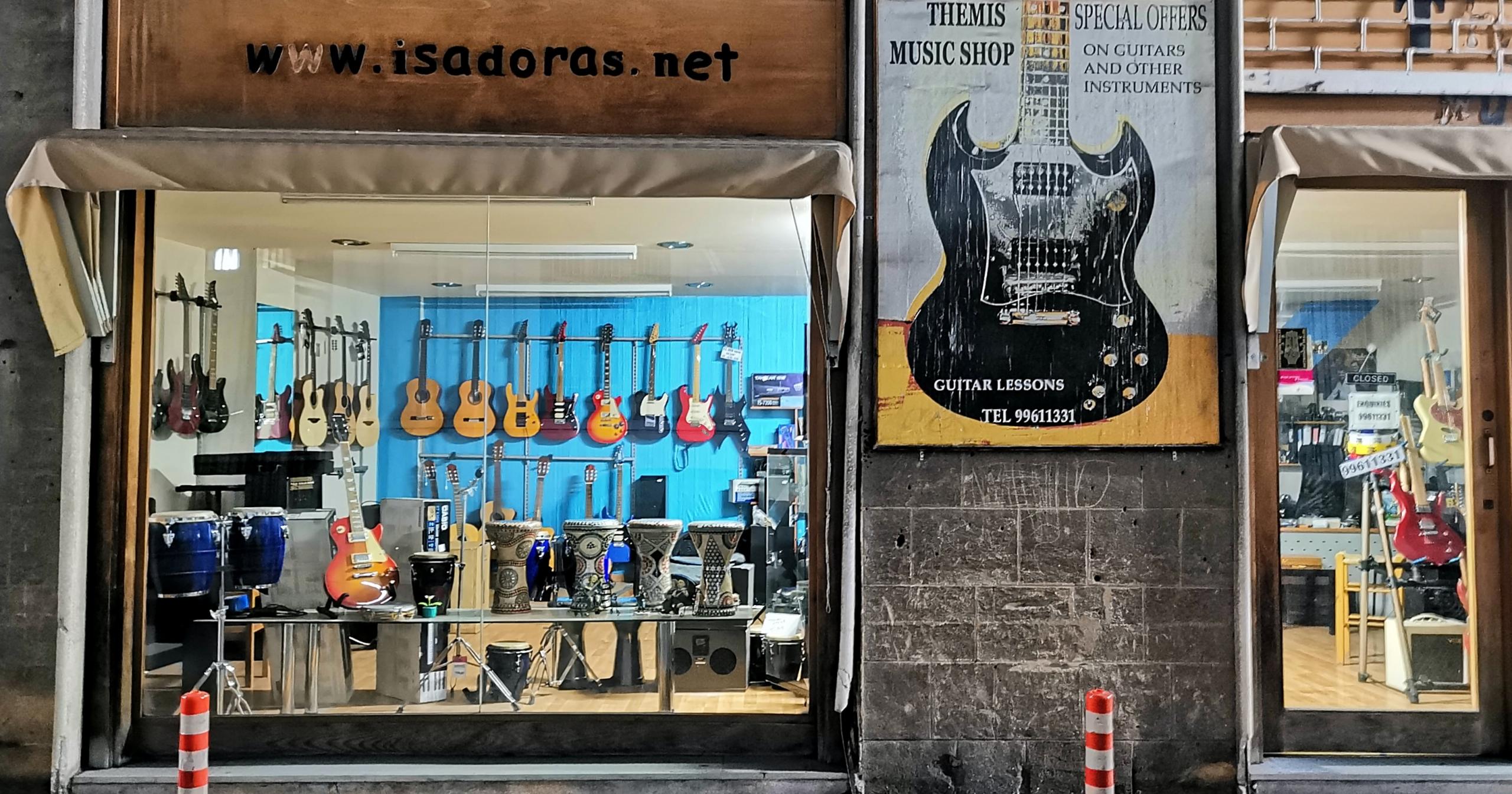 Eine Einsteiger Gitarre kaufen - das macht man am besten im Fachhandel.