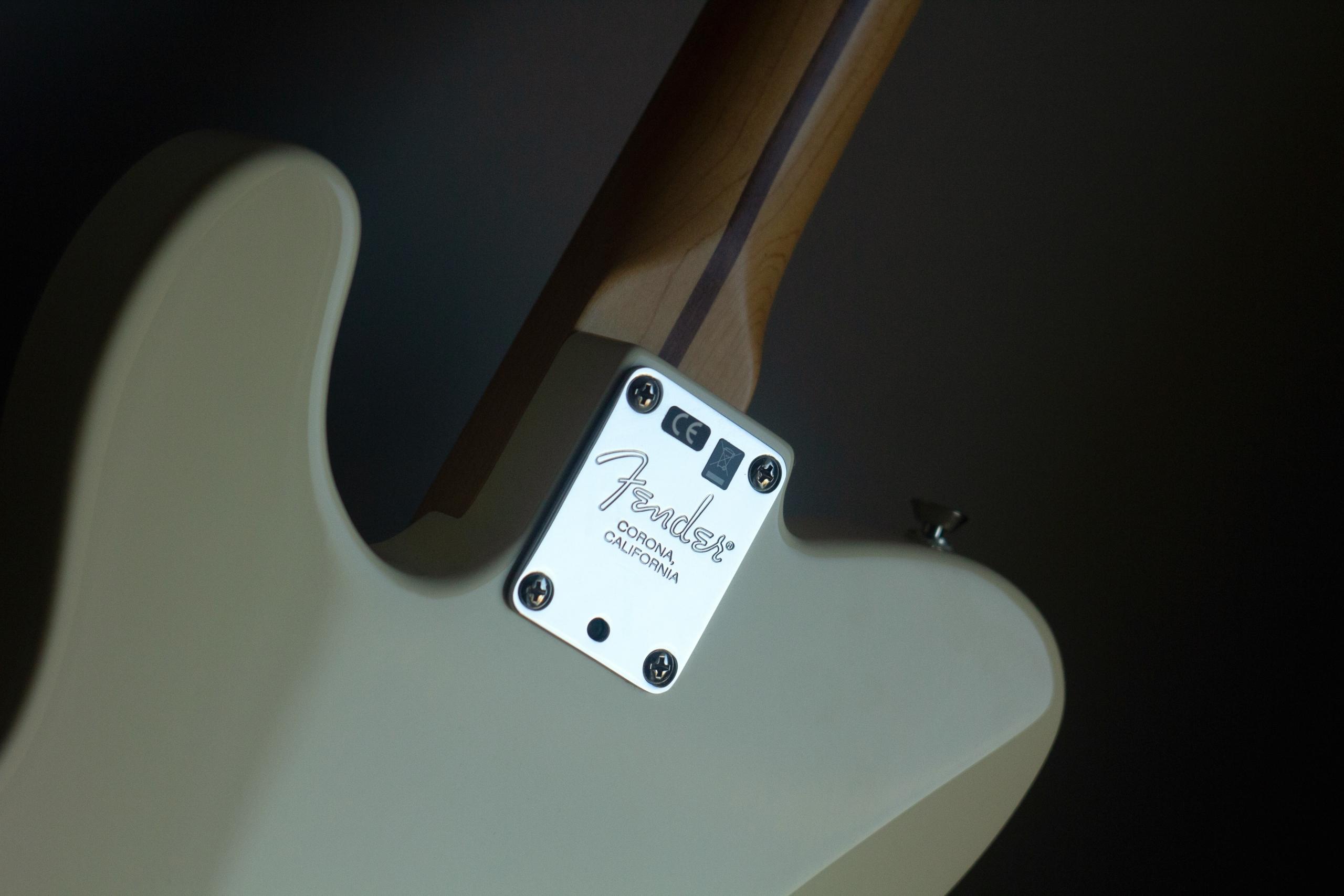 Fender ist die erste Wahl beim Kauf einer E-Gitarre; zum Gitarre Lernen gibt es aber auch billigere Alternativen.