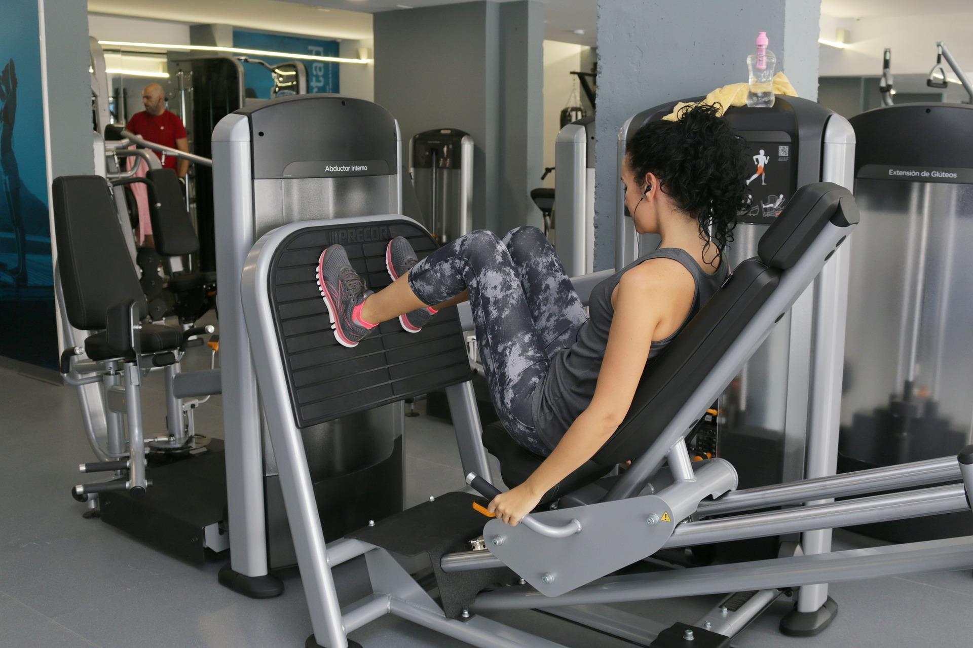 Im Fitnessstudio gibt es eine größere Auswahl bei den Geräten.