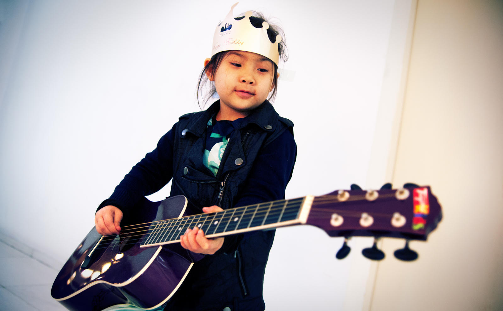 Motivation und viel Üben sind Voraussetzung zum Gitarre spielen lernen.