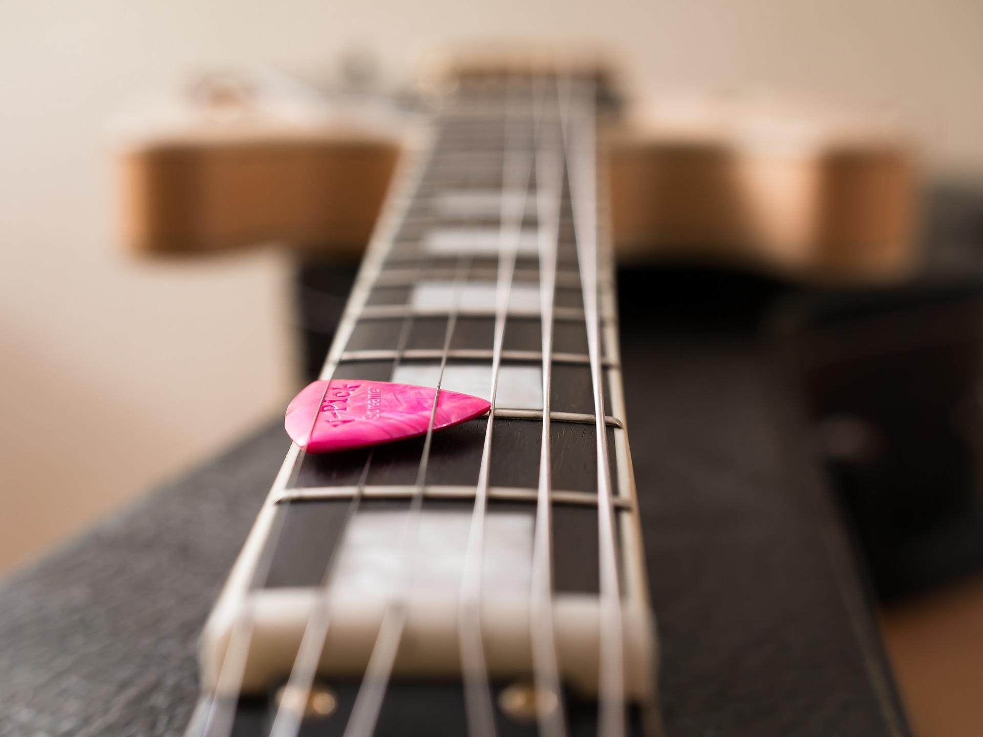 Ihr wollt klare, genaue Töne auf der Gitarre spielen?