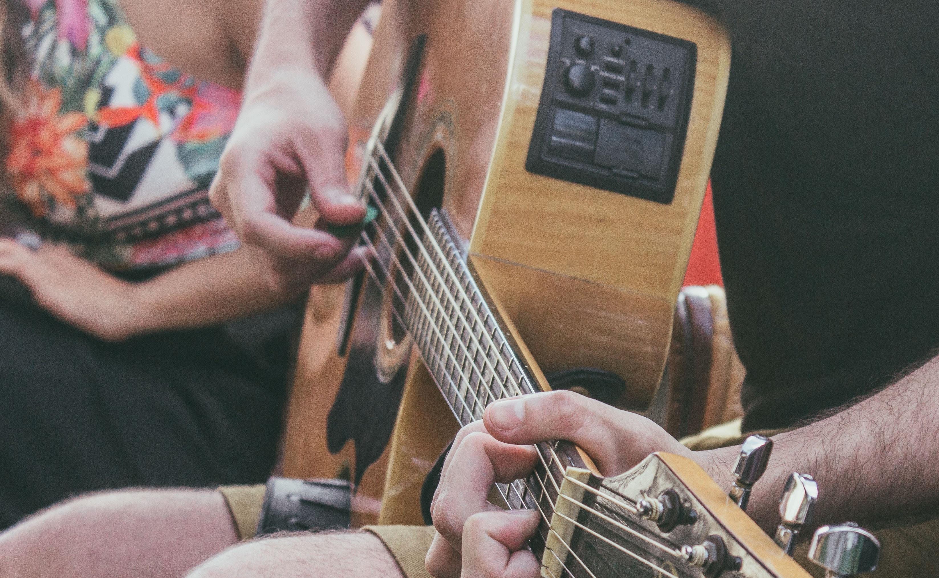 Warum nicht Gitarrenunterricht in der Gruppe nehmen?