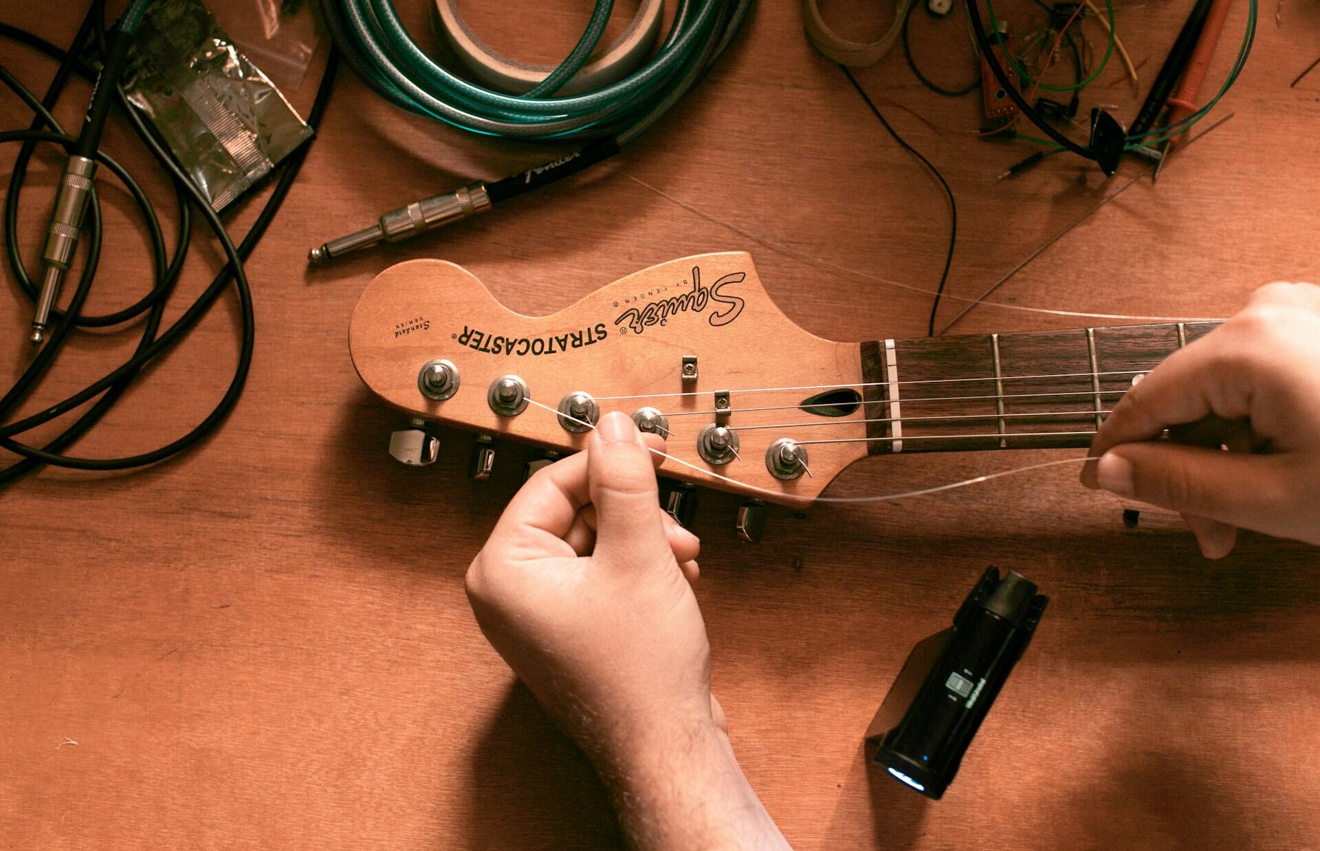 Gitarre mit Zubehoer aussenrum