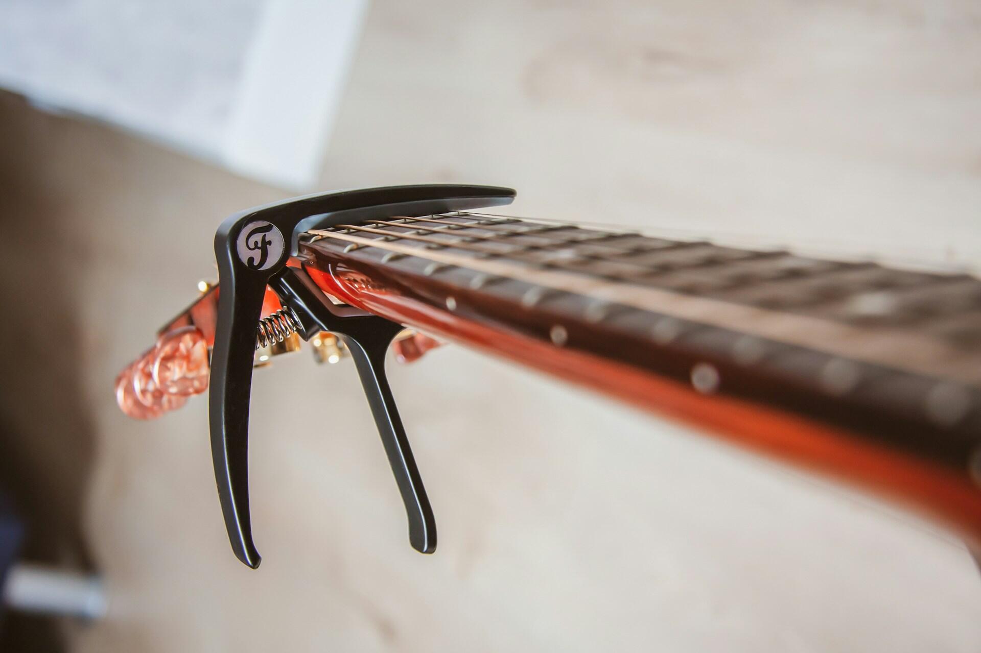 Kapodaster an einer Gitarre