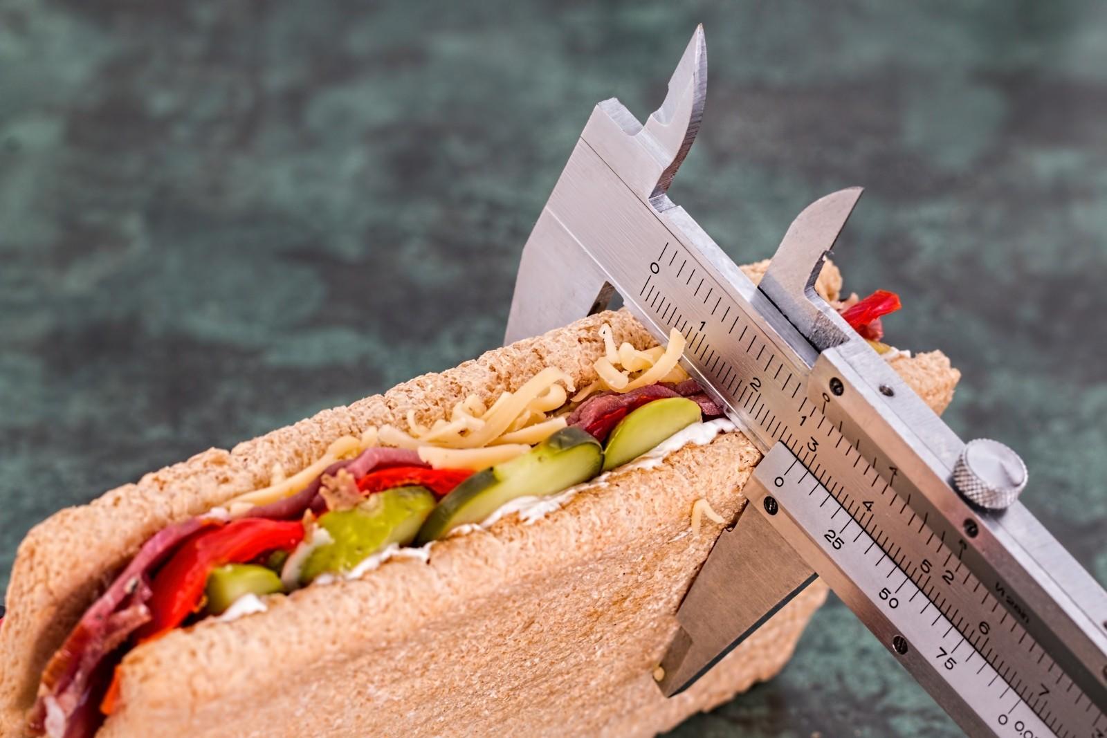 Richtig essen und sein Gewicht reduzieren und halten mit einem Fitnesstrainer.