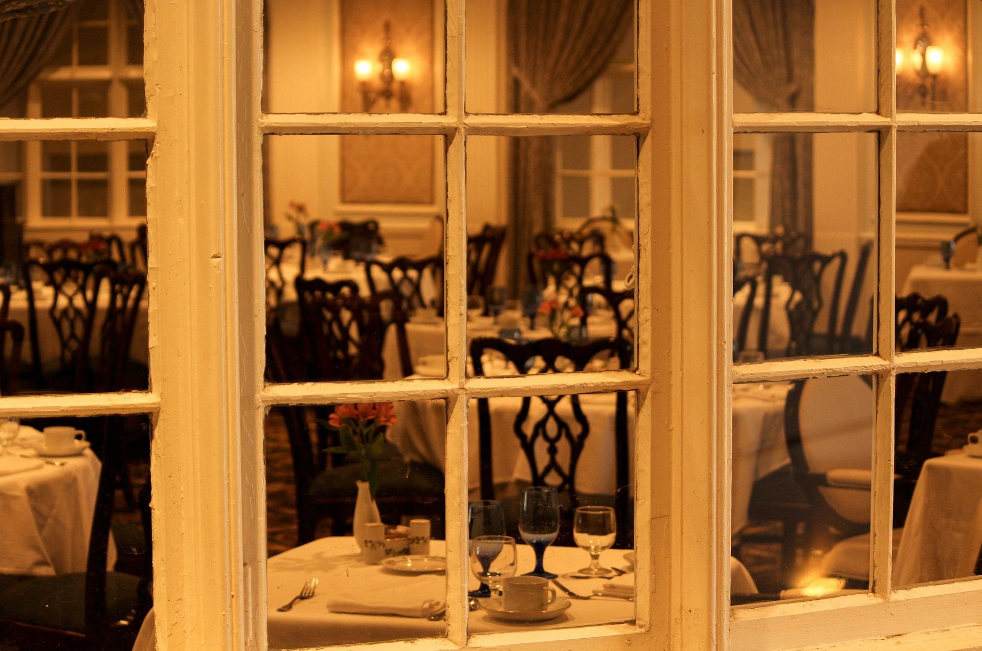 Was macht ein Abendessen in Frankreich so romantisch?