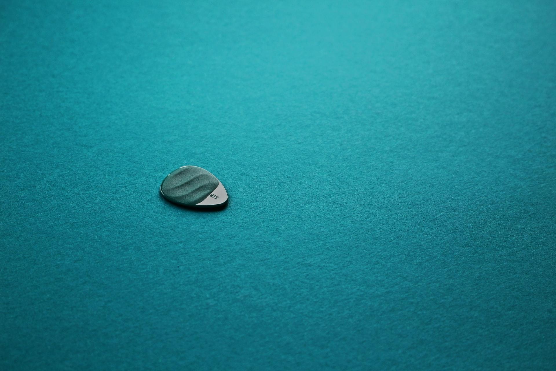 Das Plektrum ist für die meisten Gitarristen ein wichtiges Gitarren Zubehör.
