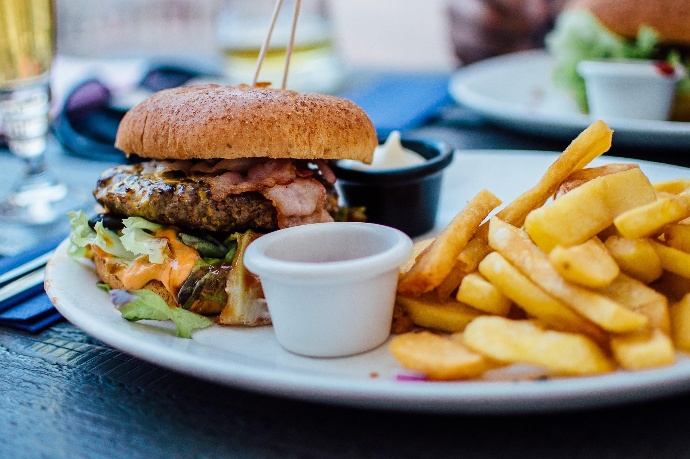 Zu viel Fastfood führt zu Übergewicht!