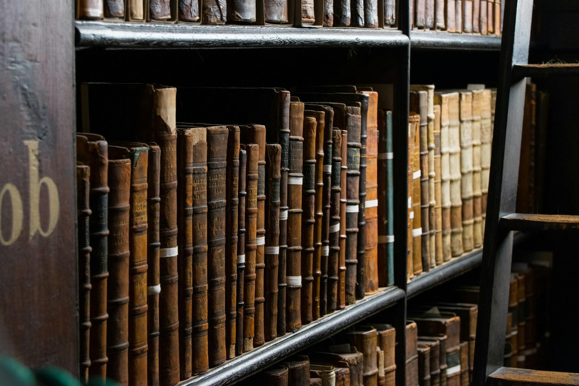 Alte Bücher in Bücherregal.