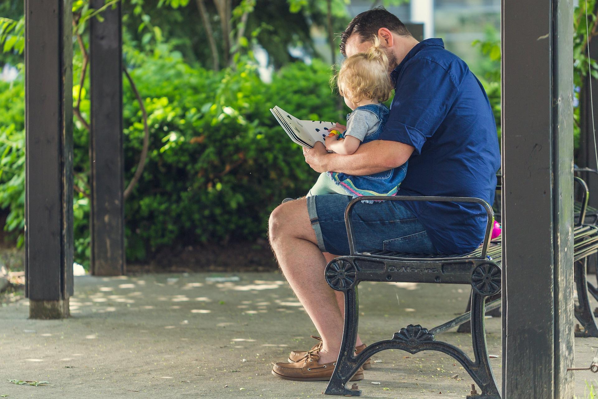 Besorgt Euch Französische Bücher für Babys und Kleinkinder und lest Eurem Kind so viel wie möglich auf Französisch vor.