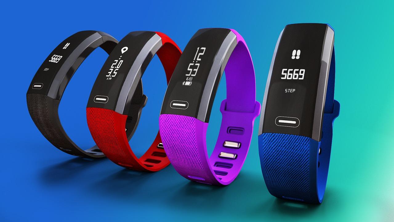 Mit Fitnessarmbändern behaltet Ihr Euren Fortschritt im Überblick