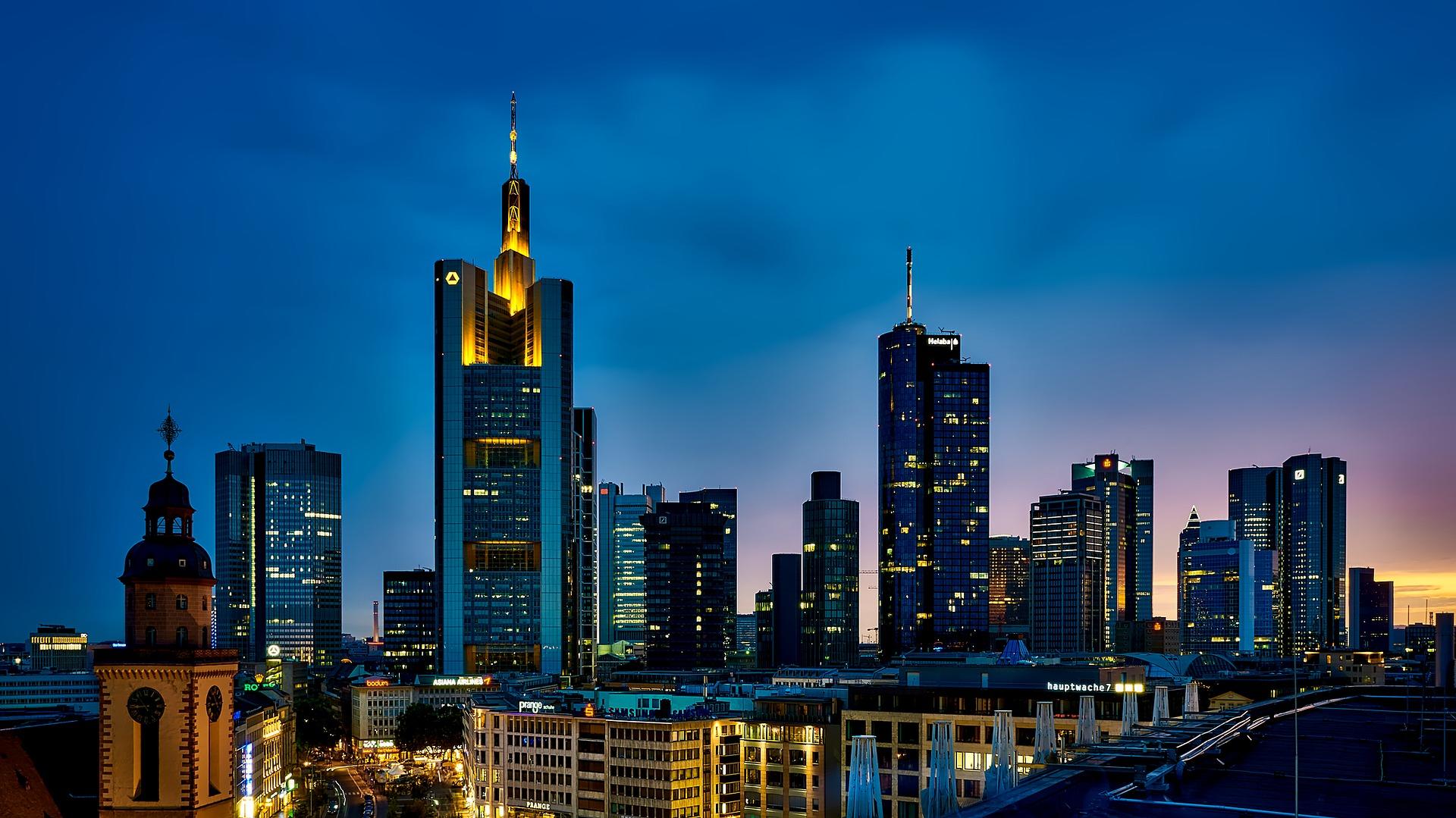 Die Frankfurter Skyline bei Nacht.