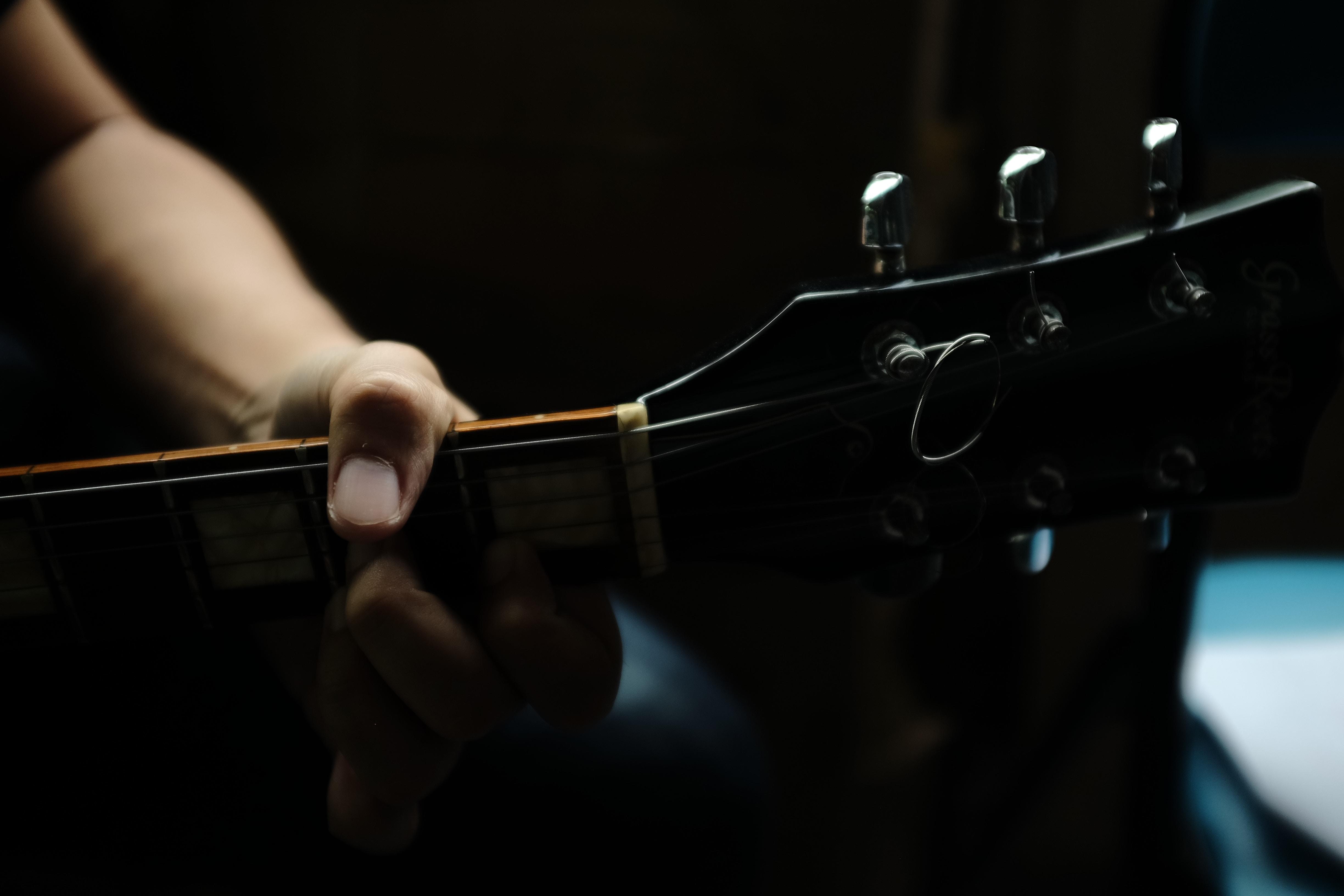 Möchtest Du mit einer Hand Gitarre spielen?
