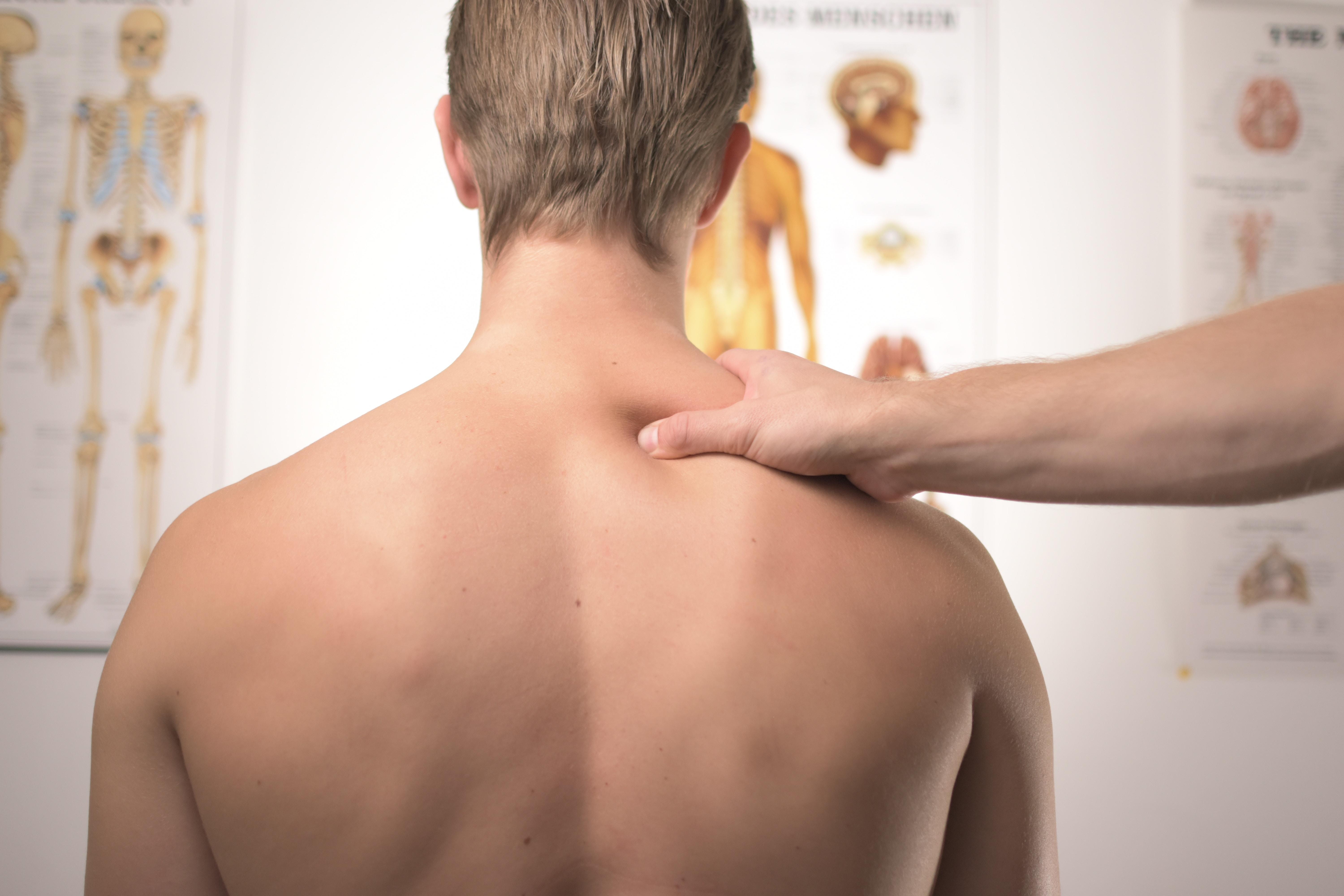 Beim Bauchtraining müsst Ihr unbedingt auf Euren Rücken achten!