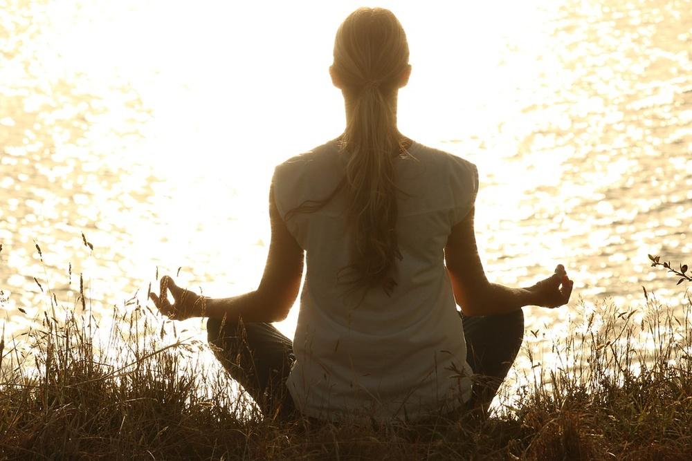 Was bedeutet Meditation und welche positiven Auswirkungen hat sie auf die Gesundheit?