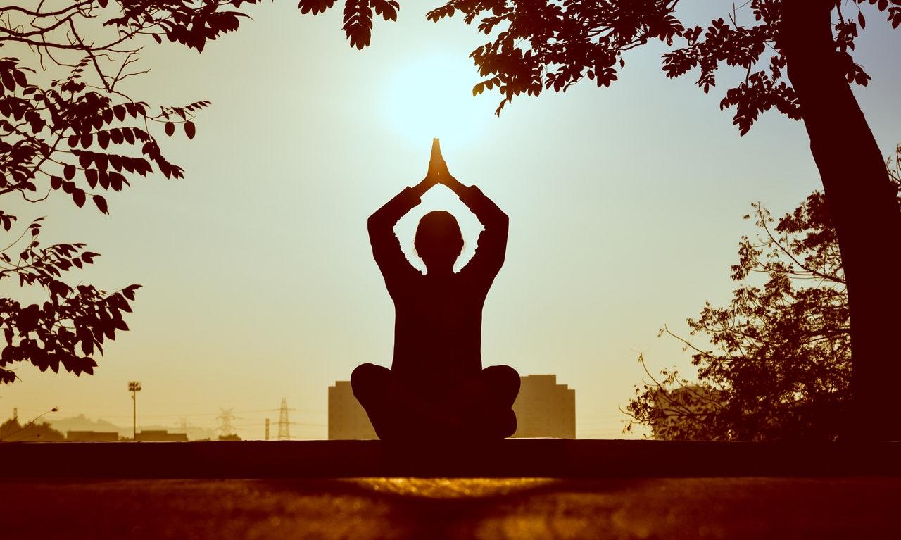 Yoga hilft gegen Stress.
