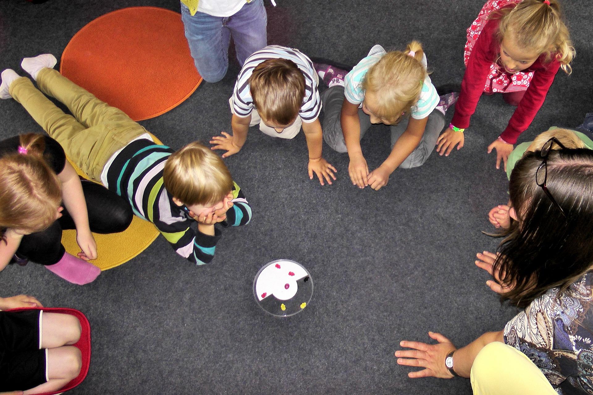Französische Spielgruppen ermöglichen neue Kontakte zur Sprache für Euer Kind.