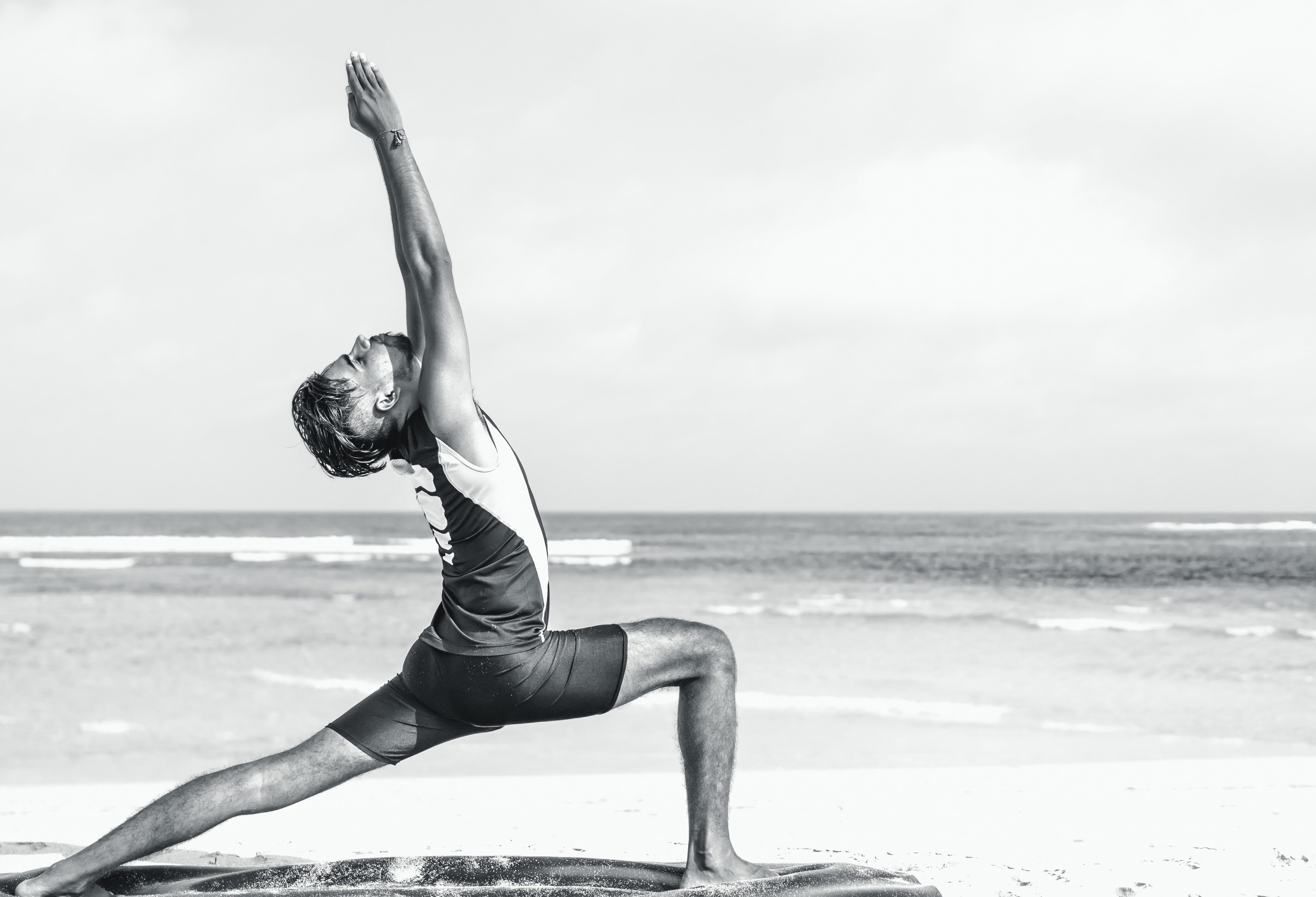 Yogaübungen am Strand zur Linderung von Ischiasschmerzen - perfekt!
