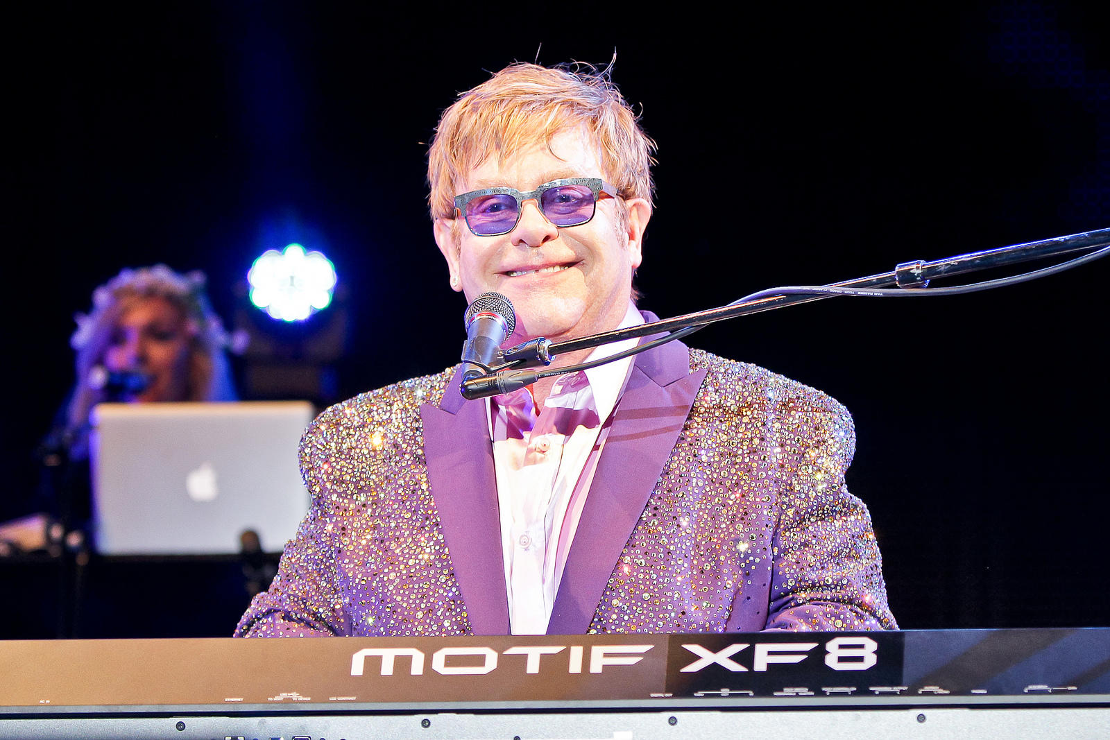 Das Multitalent Elton John singt, spielt Klavier und komponiert.