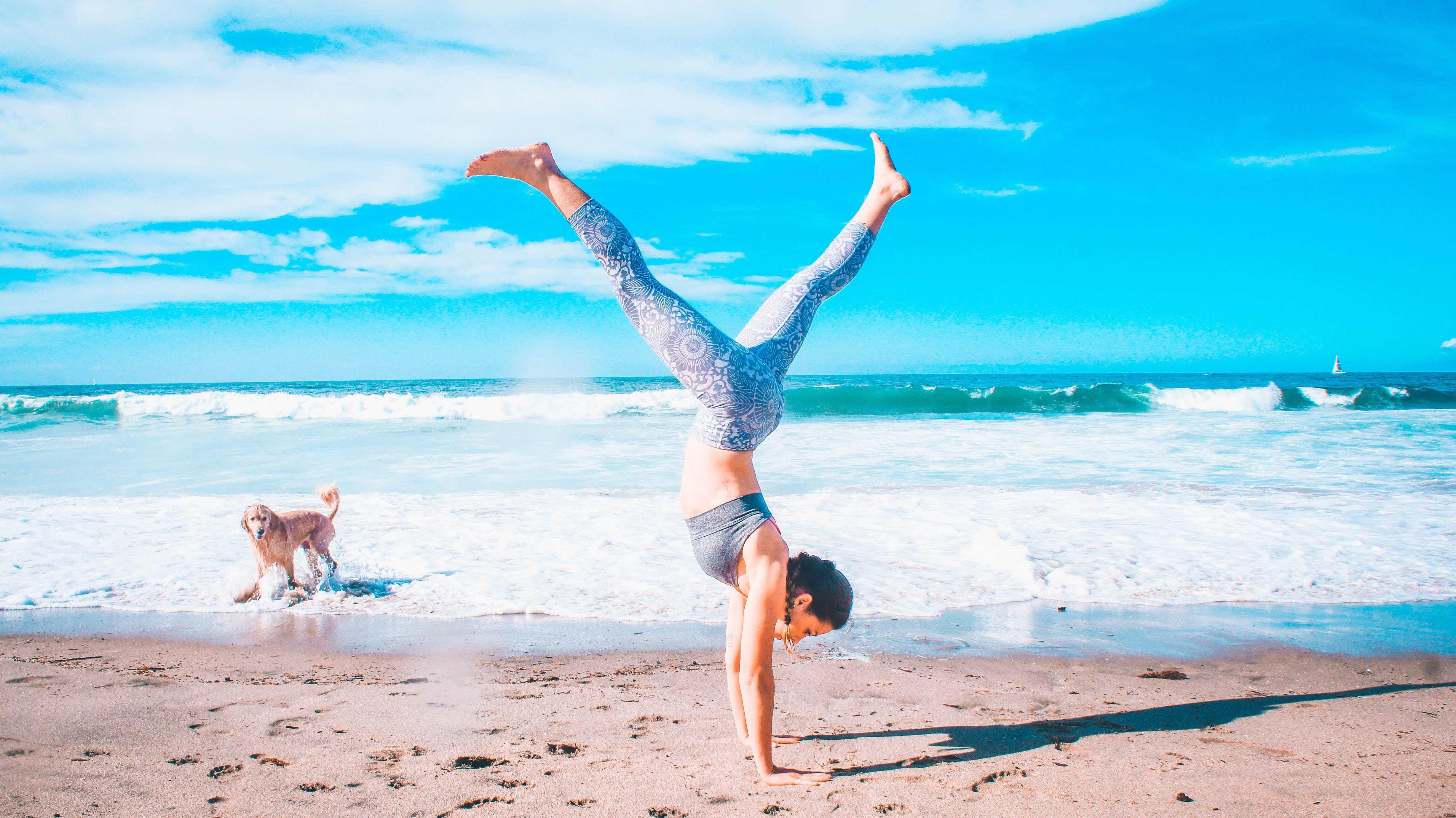Am Meer mit dem Hund - so macht Yoga so richtig Spaß!